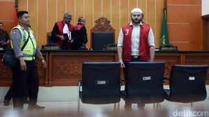 Ridho Rhoma Berpeci Putih saat Sidang Perdana Kasus Narkoba