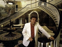 Penampilan Donald Trump dari Masa ke Masa: Jas Kuning Hingga Topi Pink