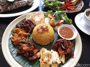 Kedai Sirih Merah: Enaknya Ikan Bakar Pecah Kulit dan Nasi Koneng Gaya Peranakan