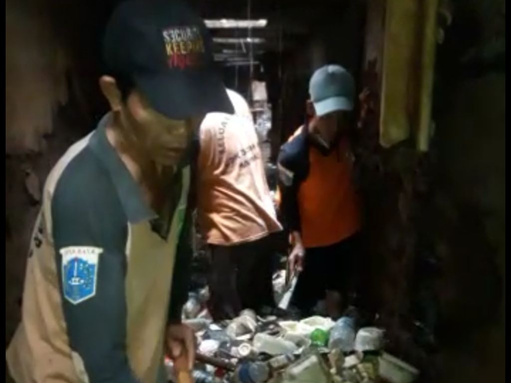 Penjelasan UPK Badan Air soal Hamparan Sampah di Saluran Mampang
