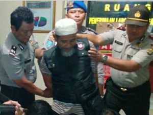 Beredar Foto Polisi Kepung Pria Berjenggot, Polisi: Itu Simulasi