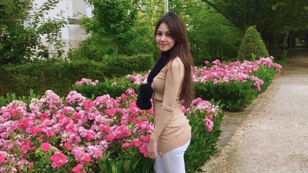 Yuk! Kuntit Si Manis Vanesha Prescilla Keliling Dunia