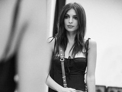 Perdana Jadi Desainer, Emily Ratajkowski Rilis Koleksi Tas