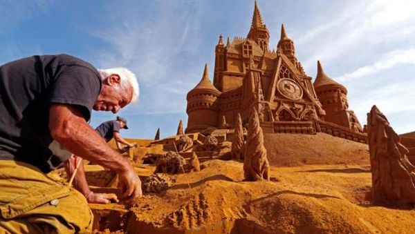 Patung Pasir Raksasa Hiasi Pesisir Pantai Belgia