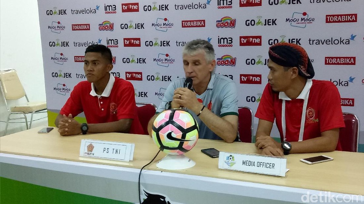 Ivan Kolev dalam konferensi pers seusai laga PS TNI vs Arema FC (Foto: detikSport/Randy Prasatya)