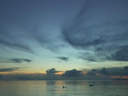 Potret Senja di Pantai dengan Pasir Terhalus Sedunia