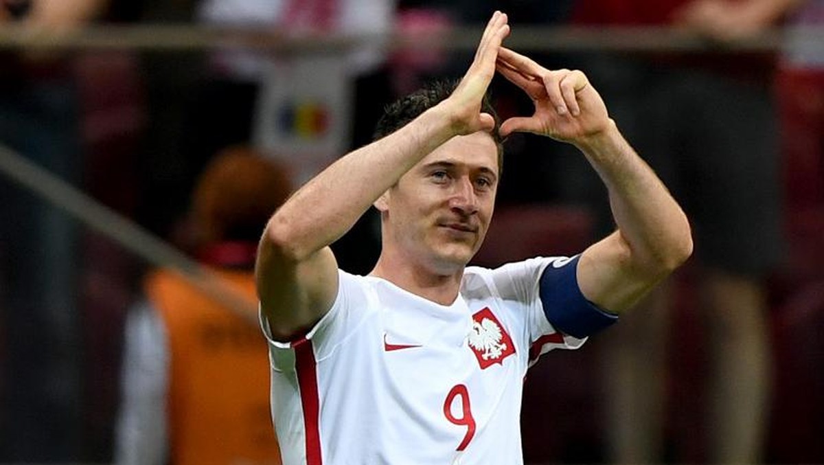Robert Lewandowski berlaga dalam kostum timnas Polandia. Foto: AFP PHOTO / JANEK SKARZYNSKI