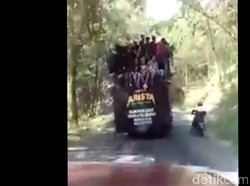 Truk Muat Sound System dan Belasan Penumpang Terguling di Malang