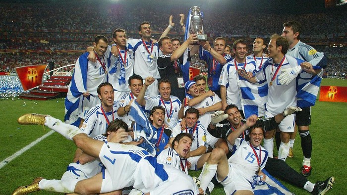 Keberhasilan Yunani menjuarai Piala Eropa 2004 (Foto: Ben Radford/Getty Images) Keberhasilan Yunani menjuarai Piala Eropa 2004 (Foto: Ben Radford/Getty Images)