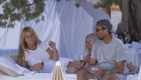 Juergen Klopp dan sang istri, Ulla Sandrock, bersantai menikmati keindahan pantai Ibiza (Foto: Daily Mail)