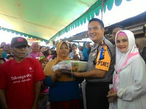 Polisi Sambangi Kampung Pemulung, Bagikan 500 Sembako