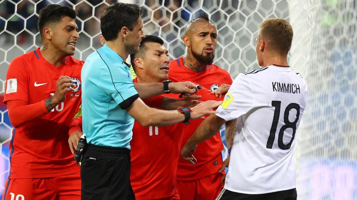 Arturo Vidal berseteru dengan Joshua Kimmich. Foto: REUTERS/Kai Pfaffenbach