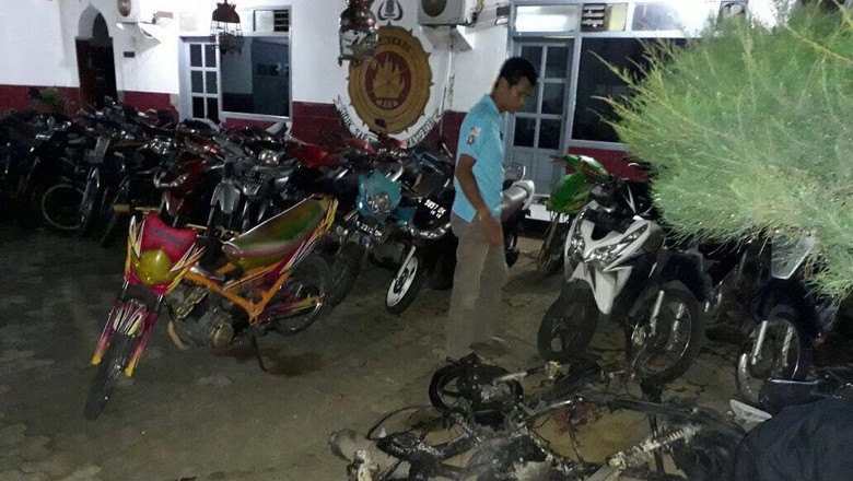 Pelaku Jambret Tertangkap Usai Beraksi, Dimassa dan Motor Dibakar