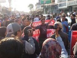 Pedagang Hadang Petugas Eksekusi Sarkem Yogya, Jalan Ditutup