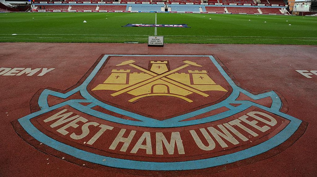 Logo West Ham United di stadion lama mereka, Bolyen Ground (Foto: Steve Bardens/Getty Images)