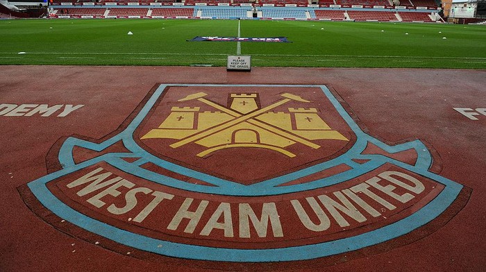 Logo West Ham United di stadion lama mereka, Bolyen Ground (Foto: Steve Bardens/Getty Images) Logo West Ham United di stadion lama mereka, Bolyen Ground (Foto: Steve Bardens/Getty Images)