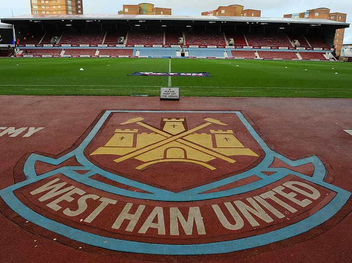 LONDON, ENGLAND - MARCH 26:  The West Ham crest and logo is seen ahead of the Barclays Premier League match between West Ham United and Hull City at Boleyn Ground on March 26, 2014 in London, England.  (Photo by Steve Bardens/Getty Images)