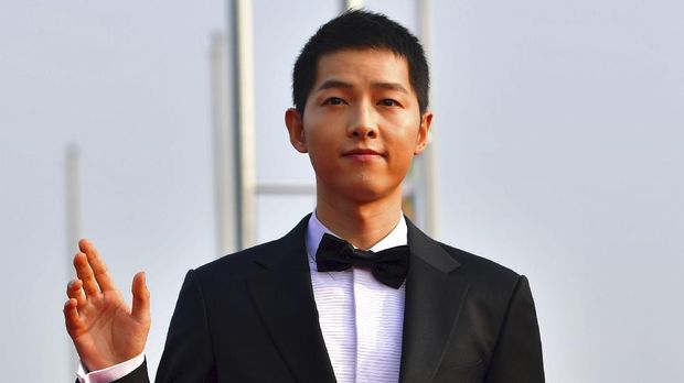 South Korean actor Song Joong-Ki arrives on the red carpet at the Seoul International Drama Awards in Seoul on September 8, 2016. / AFP PHOTO / JUNG YEON-JE