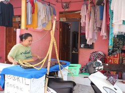 Gokil! Ibu-ibu Sulap Motornya Jadi Usaha Gosok Keliling