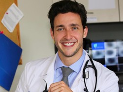 Bikin Meleleh! Ini Dia Dokter Terseksi Sedunia