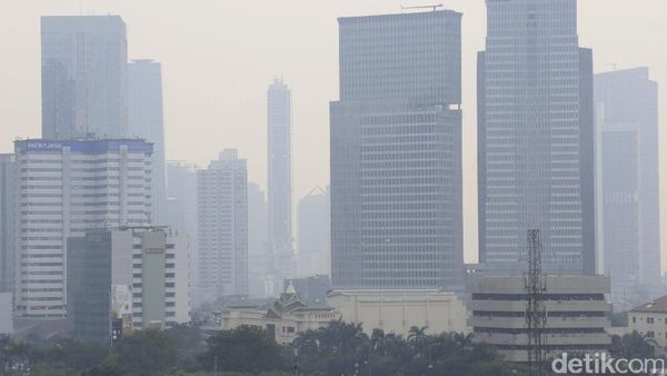 Gelapnya Langit Jakarta Usai Lebaran