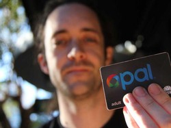 Khawatir Ketinggalan Dompet, Pria Ini Tanam Chip Kartu ke Tangannya