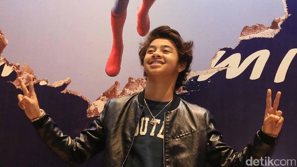 Gaya Bastian Steel yang Konon Lagi Lengket dengan Chelsea Islan