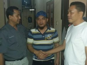 Polisi Kembalikan Pembuat Hoax Pendaftaran Teroris ke Keluarganya Polisi Kembalikan Pembuat Hoax Pendaftaran Teroris ke Keluarganya