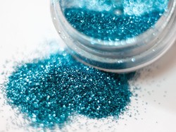 Gara-gara Glitter, Seorang Wanita Nyaris Alami Kebutaan