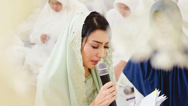 Tyas Mirasih Menangis di Pengajian Jelang Menikah