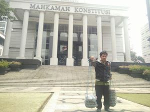 Tak Hadiri Sidang MK, Tajudin Pilih Jualan Cobek Tak Hadiri Sidang MK, Tajudin Pilih Jualan Cobek