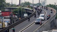 Abaikan Rambu Lalu Lintas, Pemotor Nekat Terobos Flyover