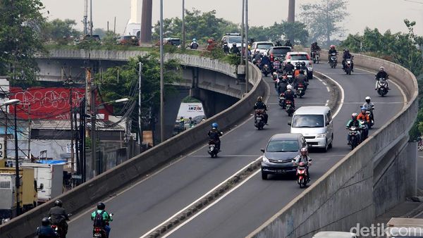 Abaikan Rambu Lalu Lintas, Pemotor Nekat Terobos Flyover