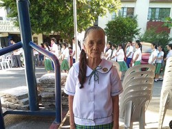 Wanita Ini Akhirnya Lulus SMA di Usia 79 Tahun