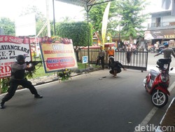 Simulasi Teroris Serang Mapolres Kota Blitar Bikin Heboh Warga