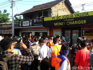 Pedagang di Jalan Pasar Kembang Pasrah Kiosnya Digusur