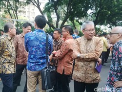 Bos-bos Migas dan Tambang Antre di Depan Kantor Jonan