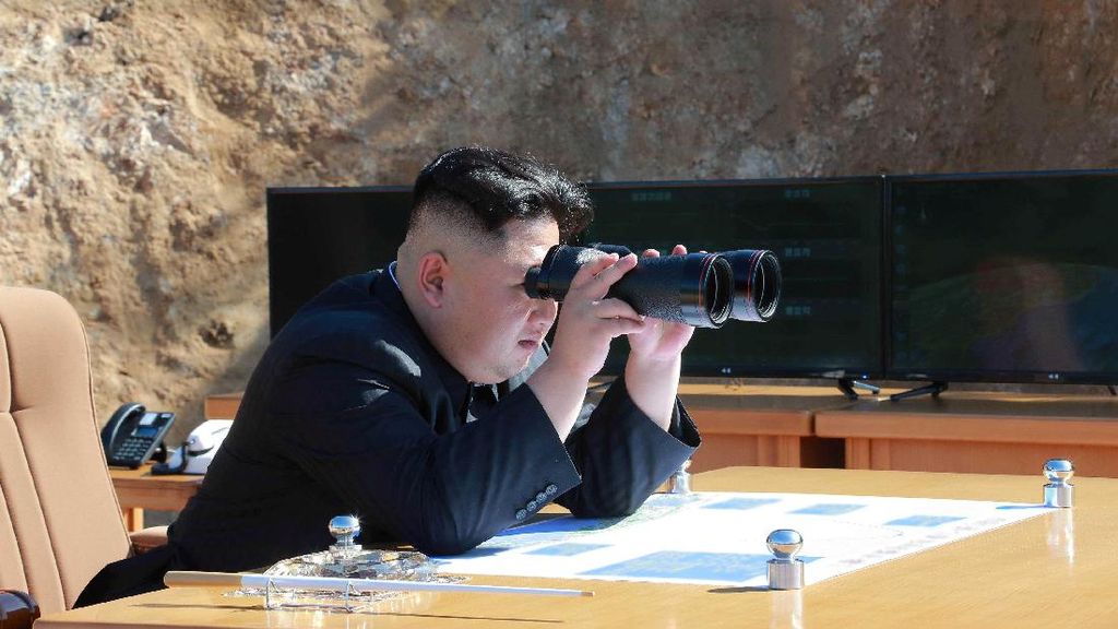 Begini Saat Kim Jong Un Pantau Peluncuran Rudal Hwasong-14