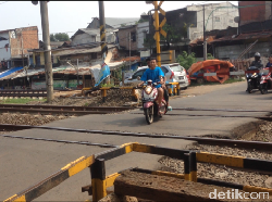 Saat Logika Menjadi Tumpul di Perlintasan KA