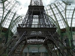 Karl Lagerfeld Bawa Menara Eiffel ke Gedung Fashion Show Chanel