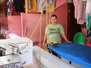 Ini Peralatan Adel untuk Gosok Keliling Naik Motor