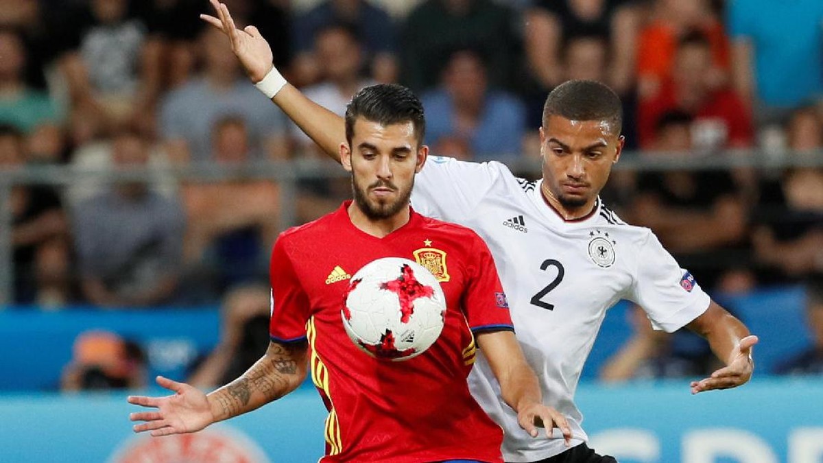 Dani Ceballos kabarnya sedang jadi rebutan Barcelona dan Real Madrid (Foto: REUTERS/Andrzej Iwanczuk)