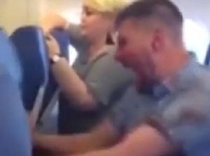 Mabuk, Traveler Berteriak dan Lukai Diri Sendiri di Pesawat