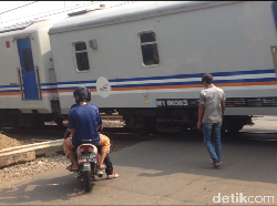 Banyak Pengendara Nekat Terobos Palang Perlintasan KA di Cakung