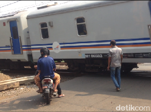 Banyak Pengendara Nekat Terobos Palang Perlintasan KA di Cakung Banyak Pengendara Nekat Terobos Palang Perlintasan KA di Cakung