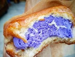 Nyamm! Empuk Manis Donat Isi Es Krim yang Menyegarkan