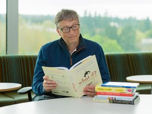 Bill Gates Kemana-mana Bawa Tote Bag, Apa Isinya? Bill Gates Kemana-mana Bawa Tote Bag, Apa Isinya?