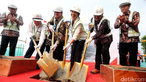 Menteri Rini Lakukan Topping Off Pembangunan Menara BNI