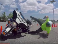 Mengintip Polisi Amerika Belajar Mengendarai Moge