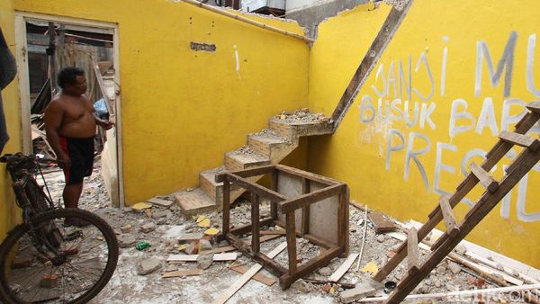 Sebelum Digusur Paksa, Warga Bukit Duri Bongkar Rumah Sendiri